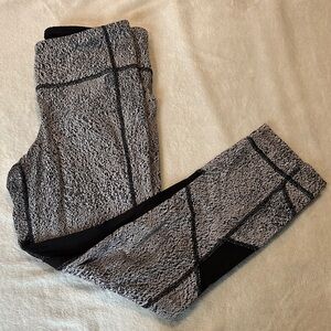 Lululemon-Black and Gray Patterned Leggings size 6